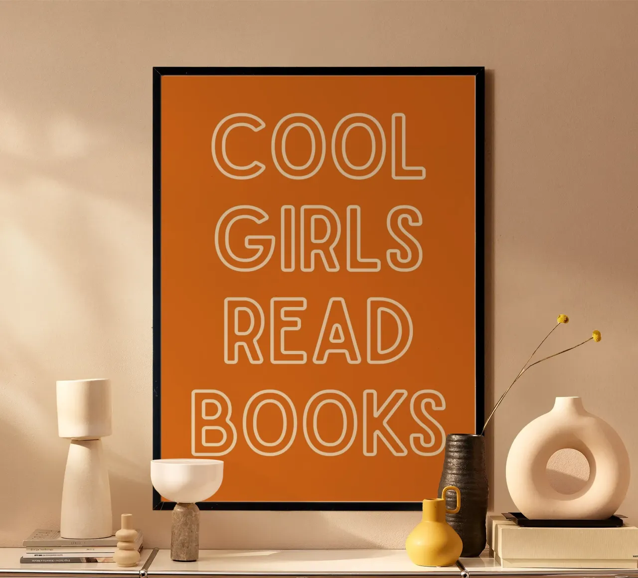 "Poster tipografico arancione "Le ragazze cool leggono i libri poster da vintagepod