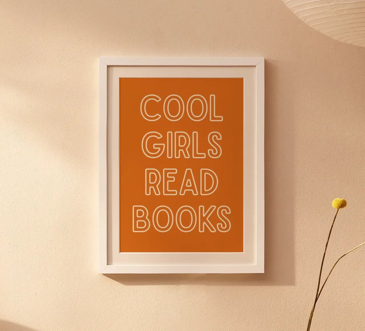 "Poster tipografico arancione "Le ragazze cool leggono i libri poster da vintagepod