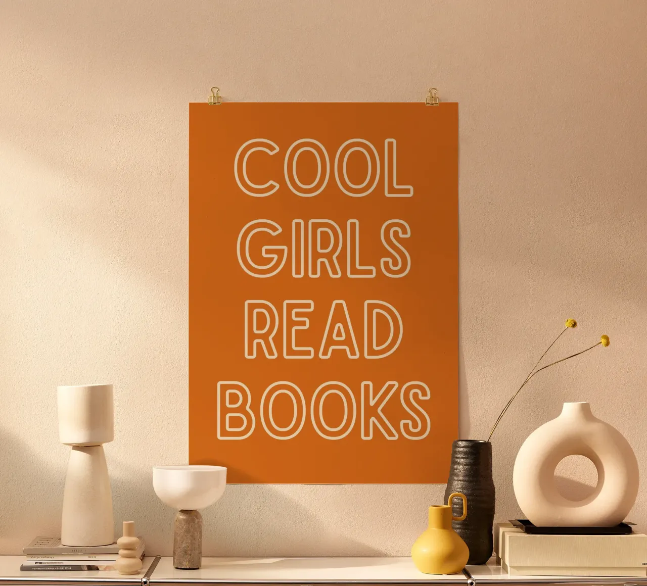 "Poster tipografico arancione "Le ragazze cool leggono i libri poster da vintagepod
