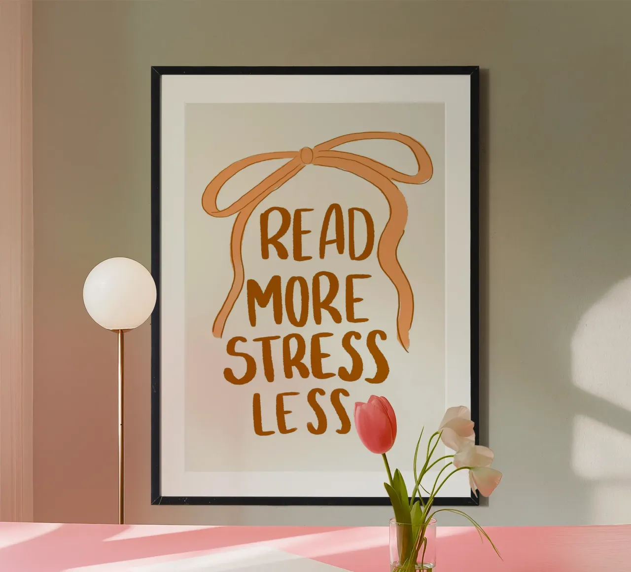 "Leggi di più, stressati di meno" Poster tipografico con fiocco poster con telaio in legno da vintagepod