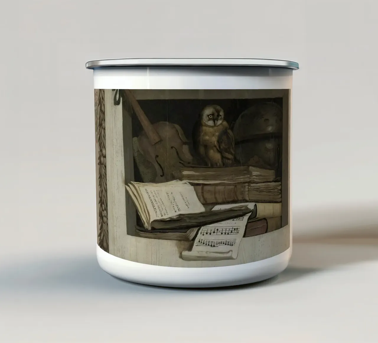 Natura morta con gufo, libri e partitura musicale tazza in smalto da vintagepod