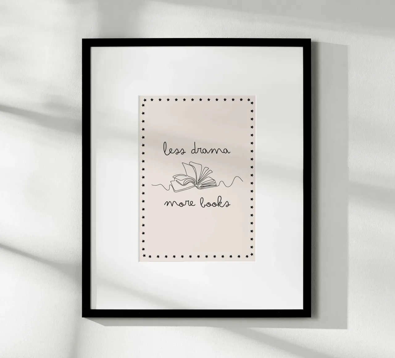 "Meno drammi, più libri" Poster Art di una sola riga poster con telaio in legno da vintagepod