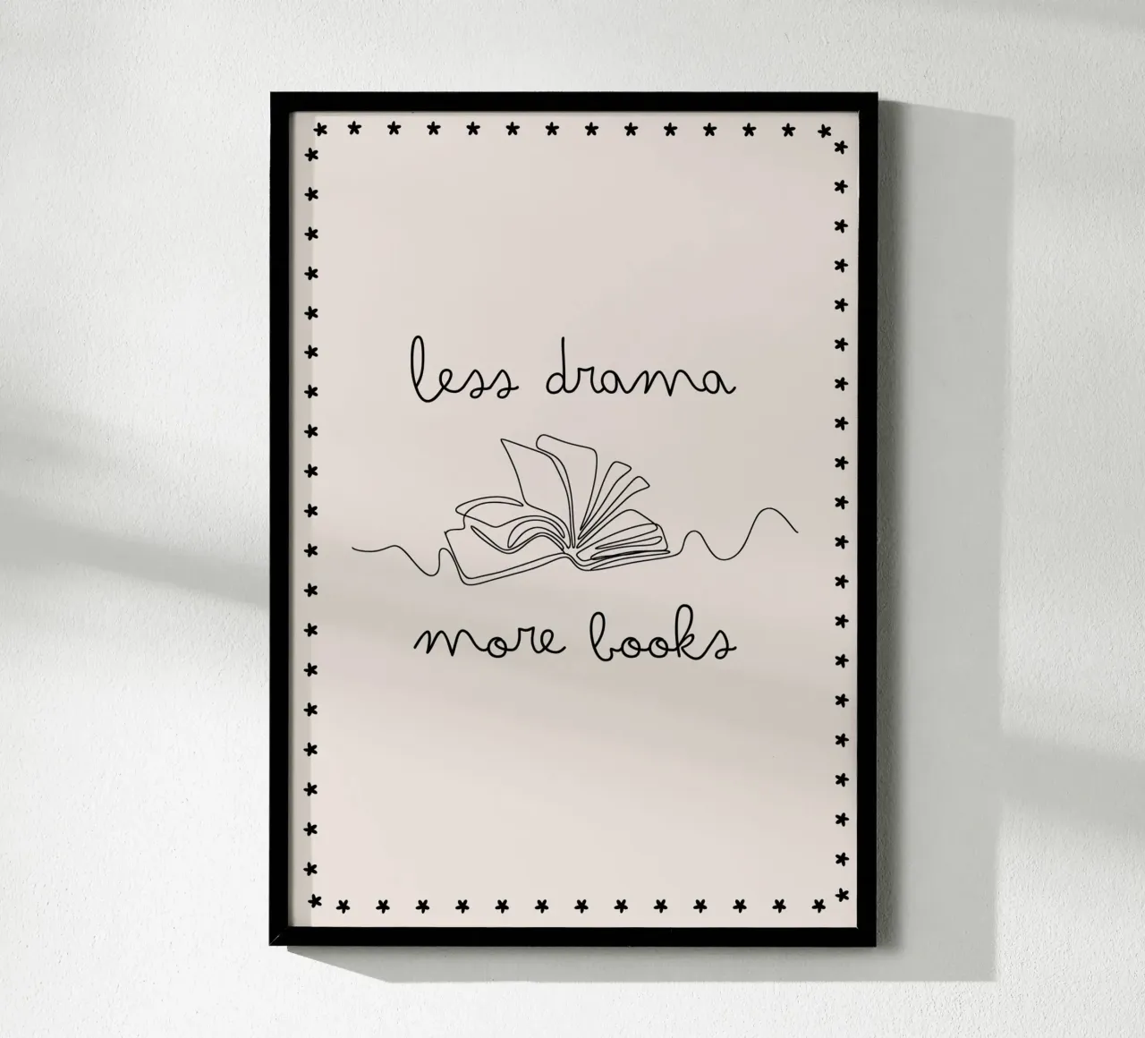 "Meno drammi, più libri" Poster Art di una sola riga poster con telaio in legno da vintagepod