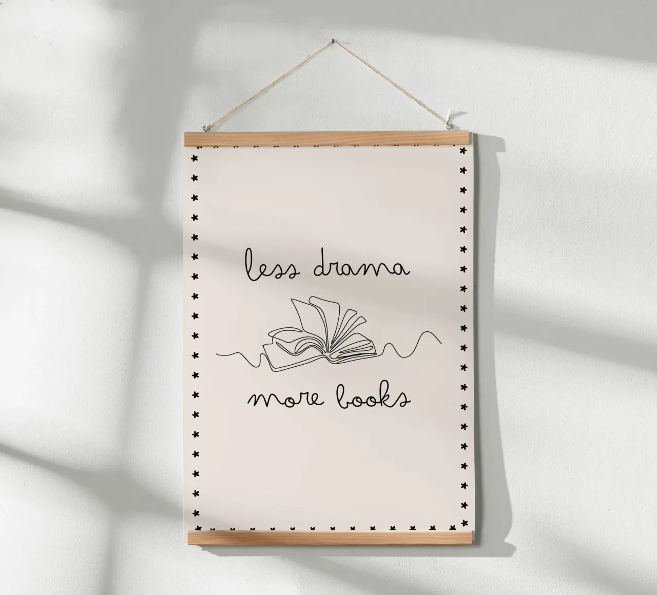 "Meno drammi, più libri" Poster Art di una sola riga poster con telaio in legno da vintagepod