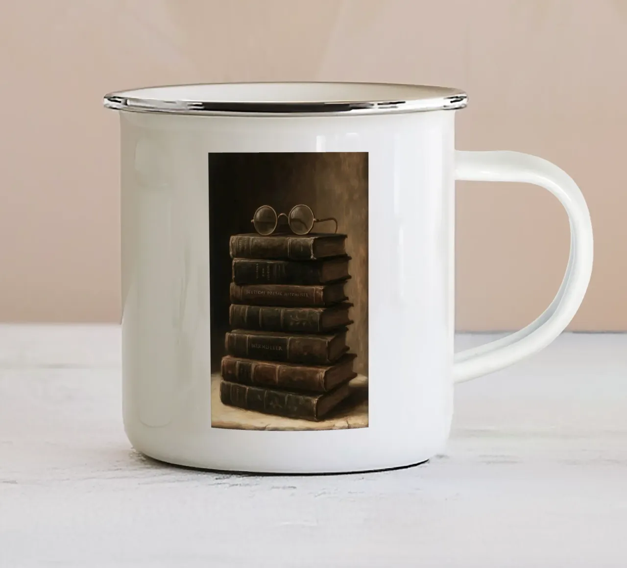 Natura morta con libri e occhiali Dark Academia tazza in smalto da vintagepod