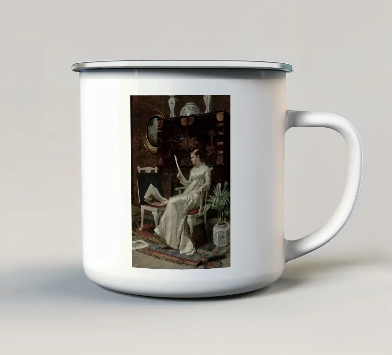 Donna d'epoca che legge una lettera di G. C. A. tazza in smalto da vintagepod