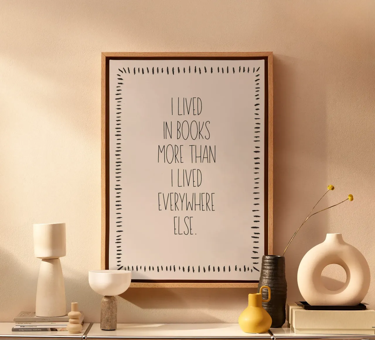 Poster minimalista con citazione libresca "I lived in books" (Ho vissuto nei libri) tela con Cornice a cassetta da vintagepod