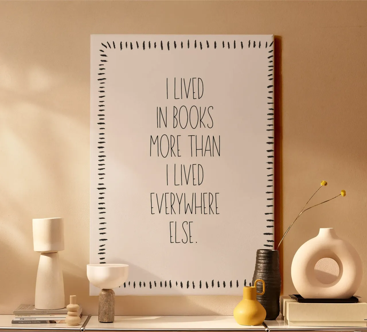 Poster minimalista con citazione libresca "I lived in books" (Ho vissuto nei libri) tela con Cornice a cassetta da vintagepod