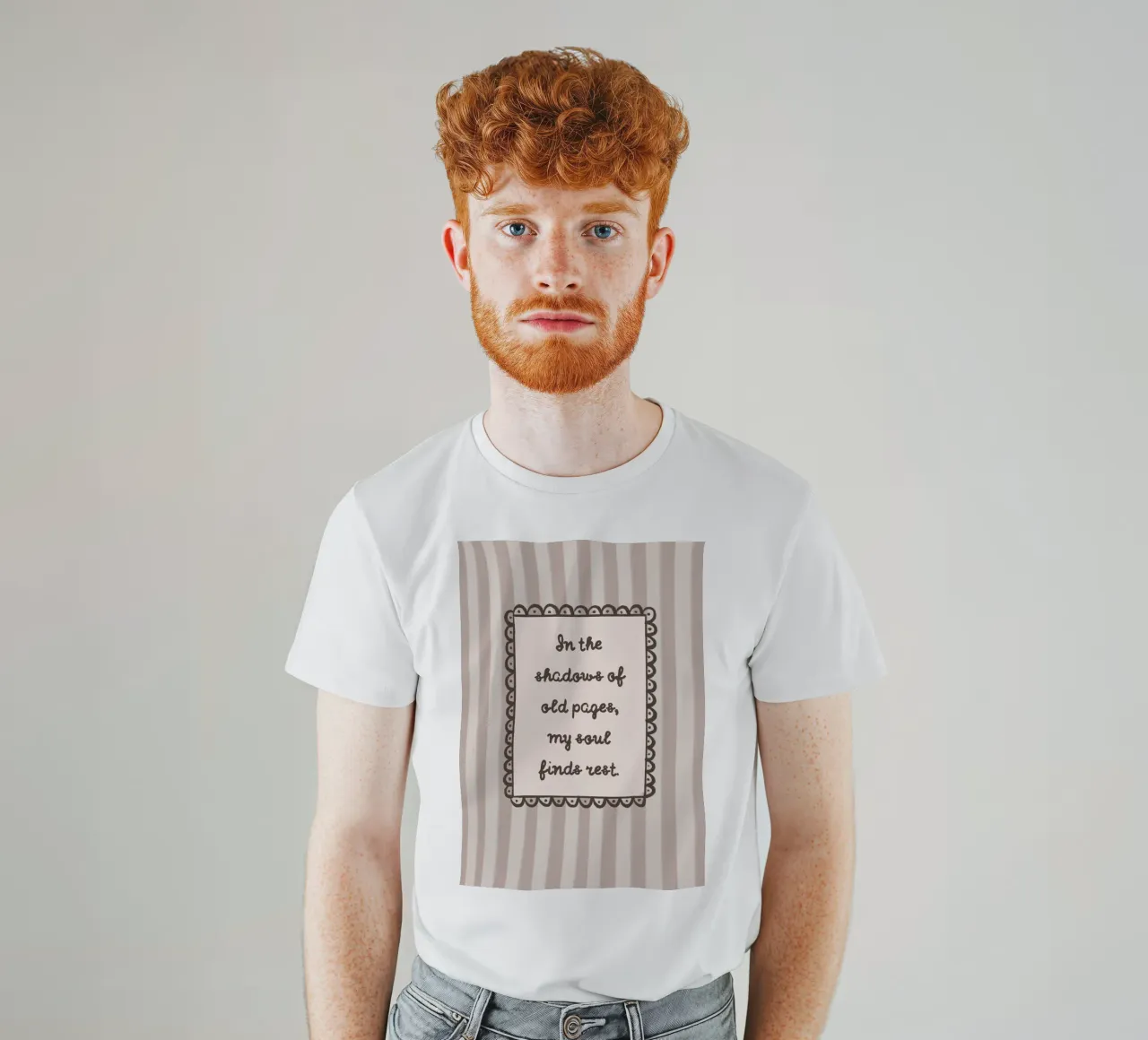 "In de schaduwen van oude bladzijden" Bookish Quote t-shirt van vintagepod