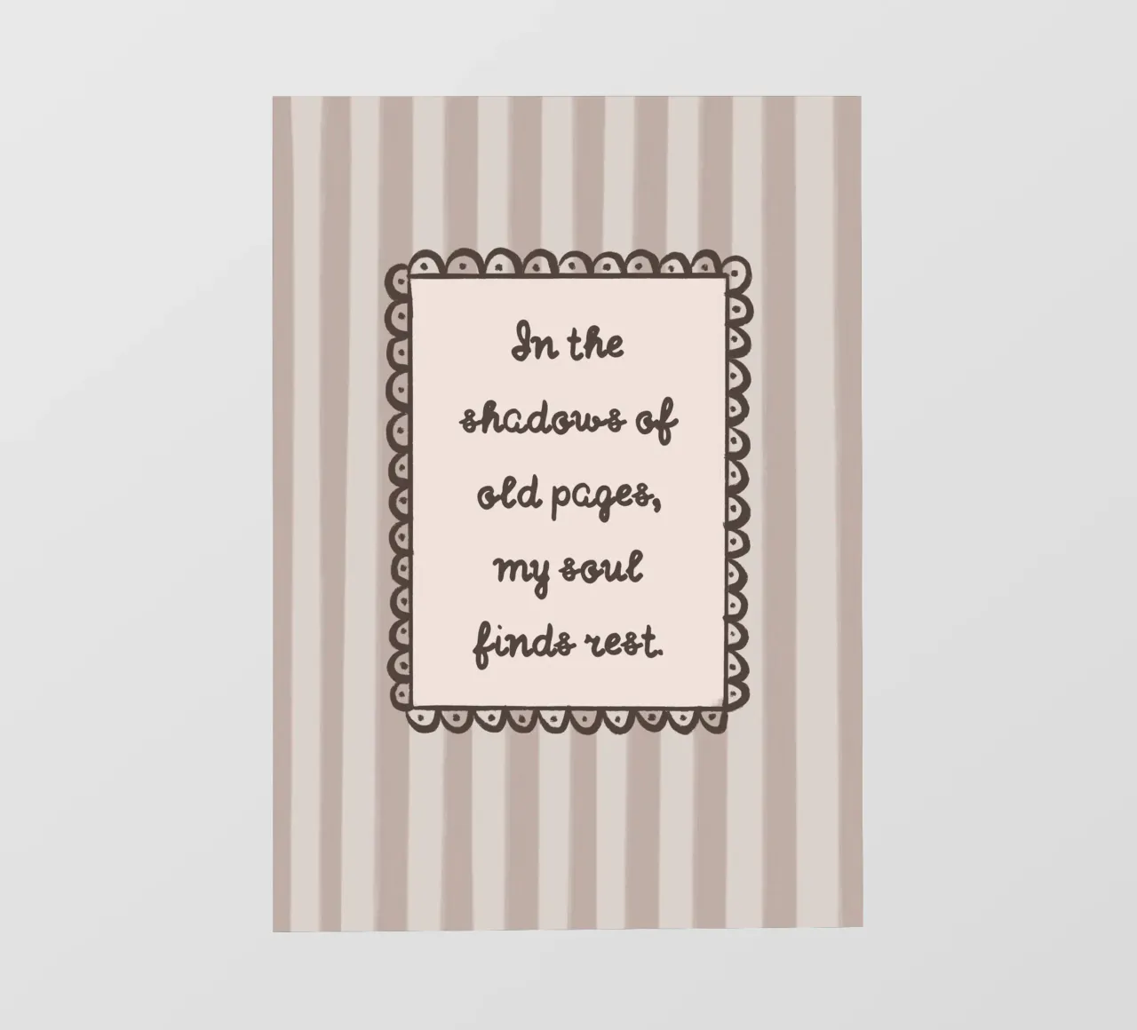 "In de schaduwen van oude bladzijden" Bookish Quote pvc-zeil van vintagepod