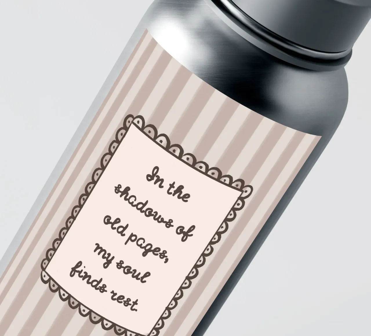 "In de schaduwen van oude bladzijden" Bookish Quote sticker van vintagepod