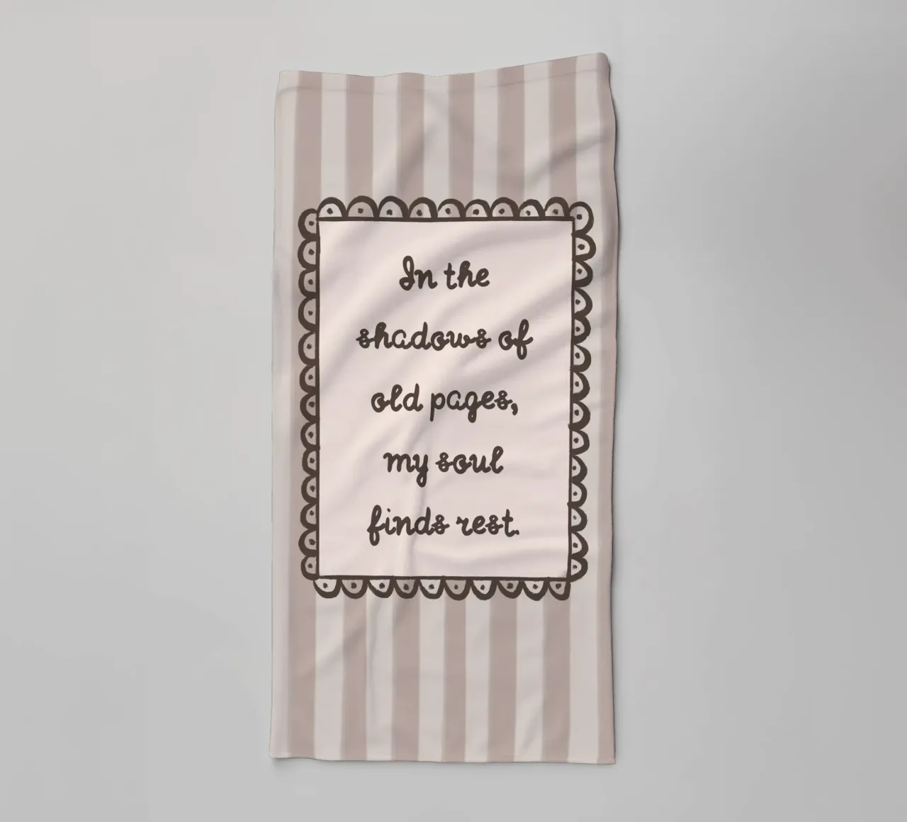 "In de schaduwen van oude bladzijden" Bookish Quote badhanddoek van vintagepod