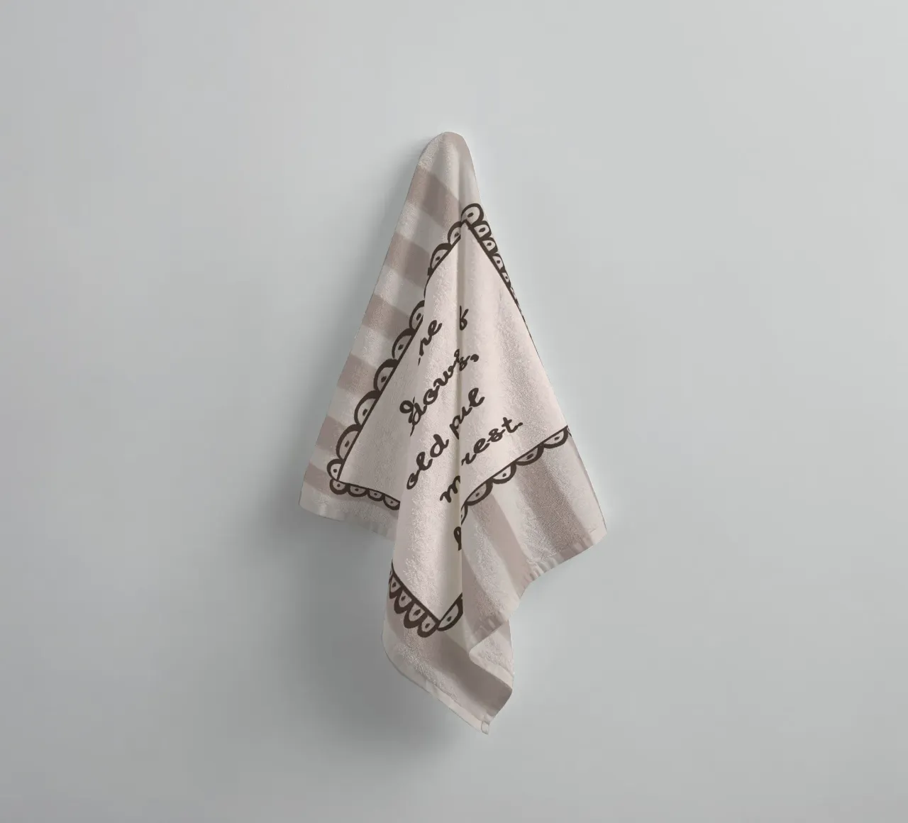 "In de schaduwen van oude bladzijden" Bookish Quote badhanddoek van vintagepod
