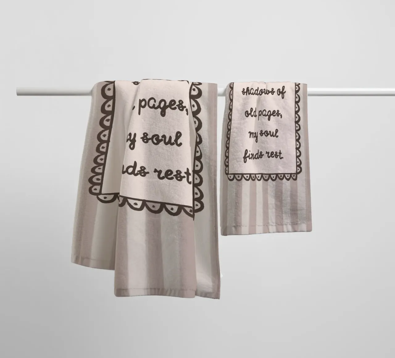 "In de schaduwen van oude bladzijden" Bookish Quote badhanddoek van vintagepod