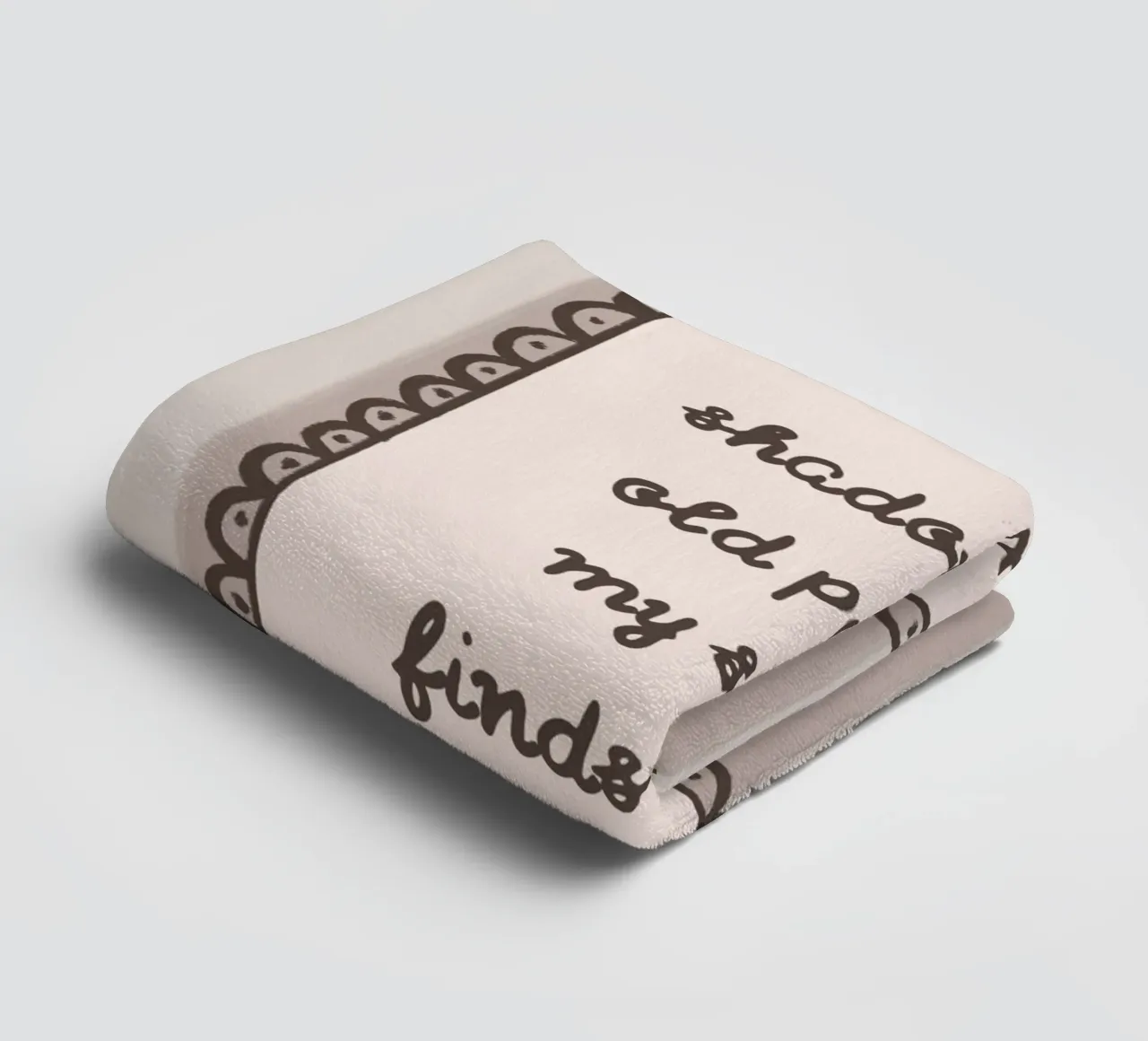 "In de schaduwen van oude bladzijden" Bookish Quote badhanddoek van vintagepod