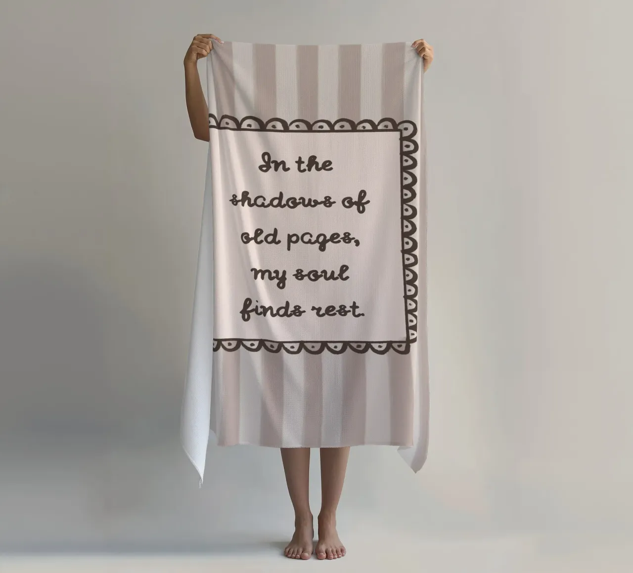 "In de schaduwen van oude bladzijden" Bookish Quote strandhanddoek van vintagepod