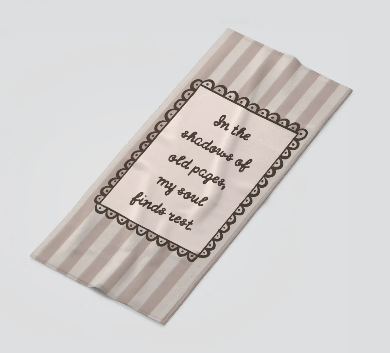 "In de schaduwen van oude bladzijden" Bookish Quote strandhanddoek van vintagepod