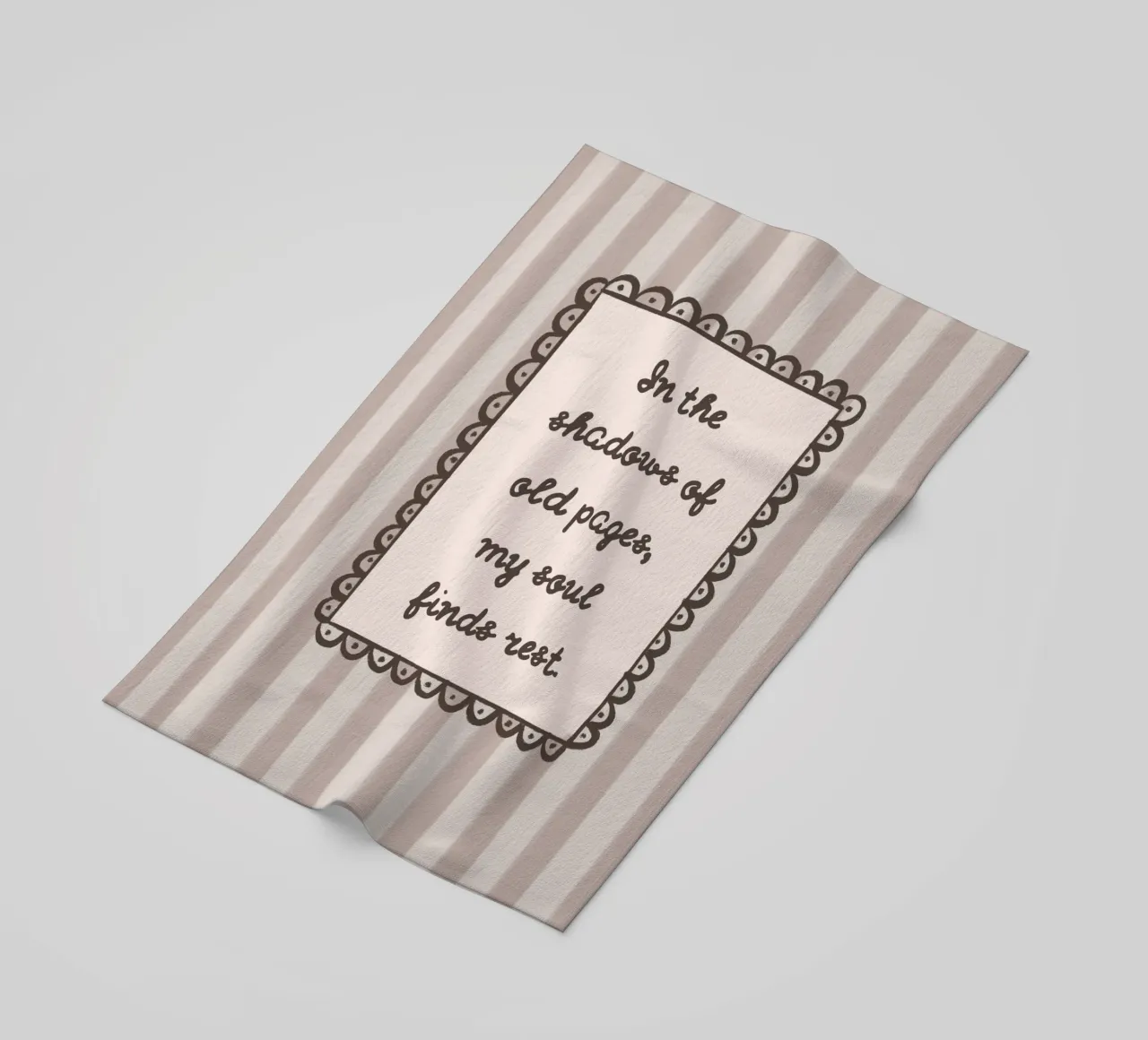 "In de schaduwen van oude bladzijden" Bookish Quote strandhanddoek van vintagepod