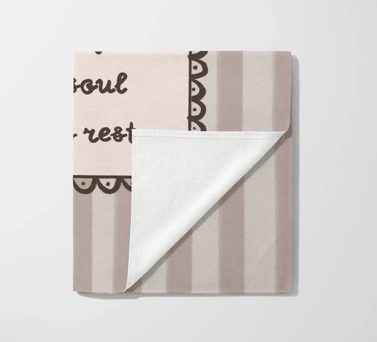 "In de schaduwen van oude bladzijden" Bookish Quote strandhanddoek van vintagepod
