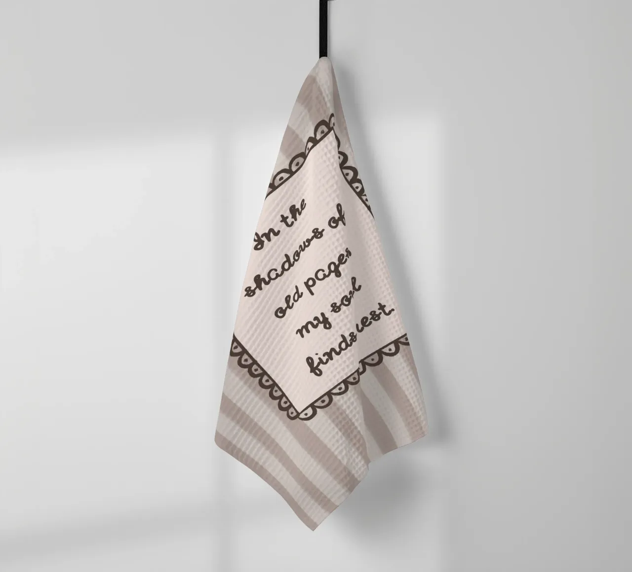 "In de schaduwen van oude bladzijden" Bookish Quote theedoek van vintagepod