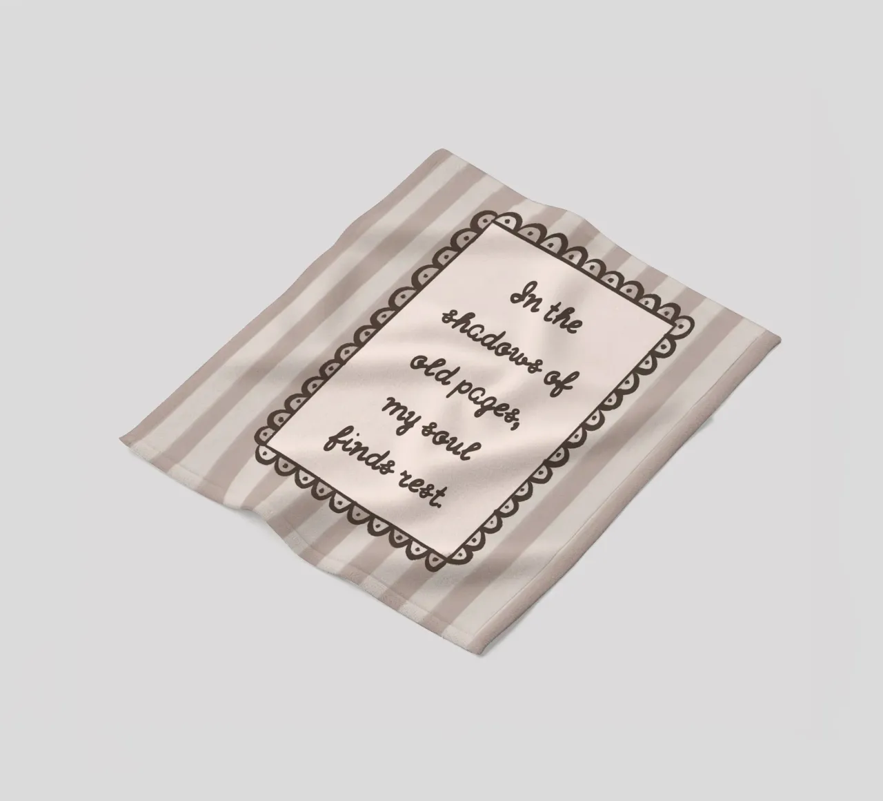 "In de schaduwen van oude bladzijden" Bookish Quote fleecedeken van vintagepod