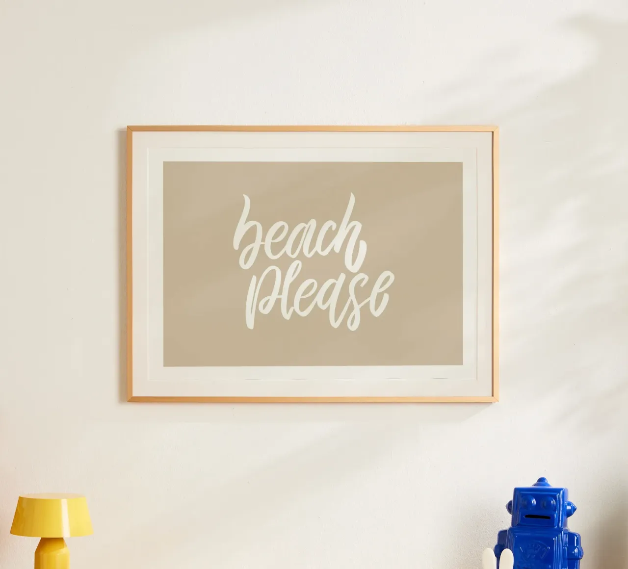 Arte murale tipografica beige "Beach Please" Boho poster con telaio in legno da dawnthesea
