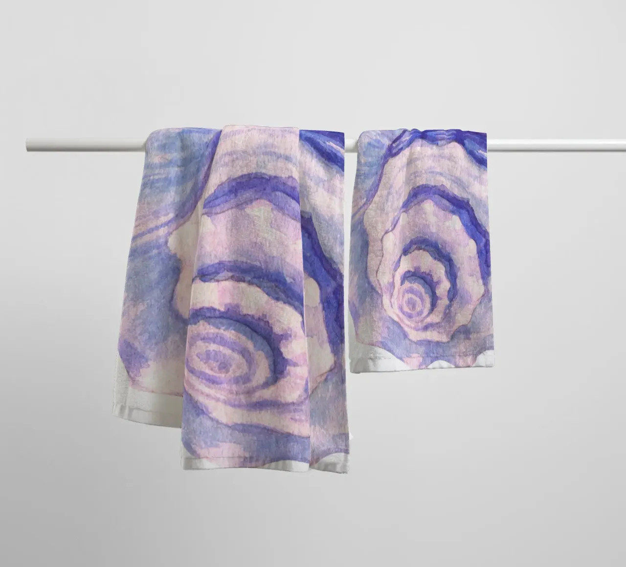 Poster Nautilus Shell acquerello blu e viola asciugamano da bagno da dawnthesea