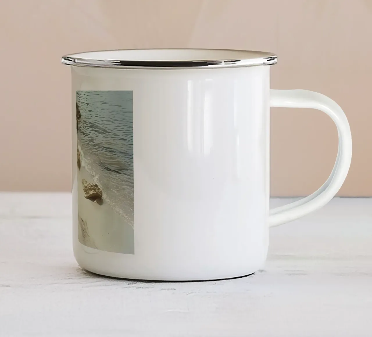 Spiaggia rocciosa, sabbia, oceano, acqua, poster panoramico tazza in smalto da dawnthesea