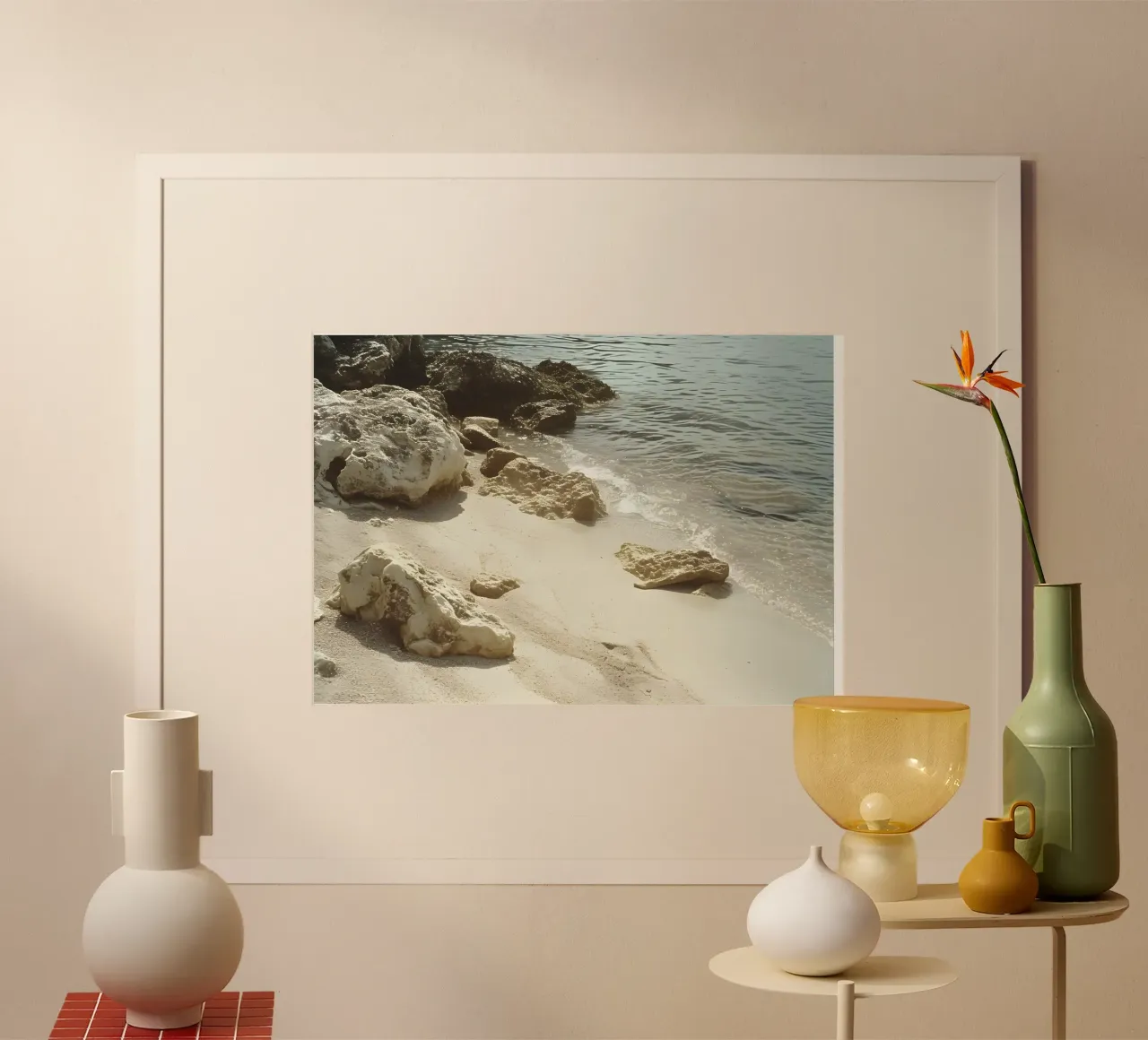 Spiaggia rocciosa, sabbia, oceano, acqua, poster panoramico poster con telaio in legno da dawnthesea