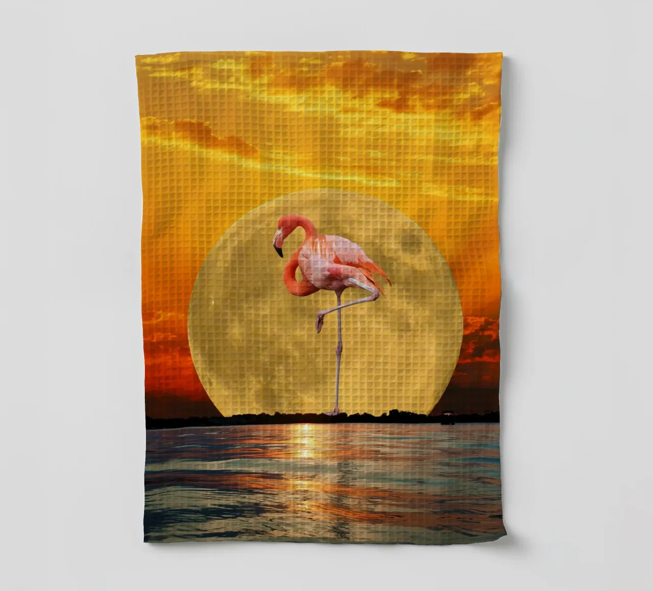 Flamant debout dans l'eau avec la lune torchon de Berwies Artwork