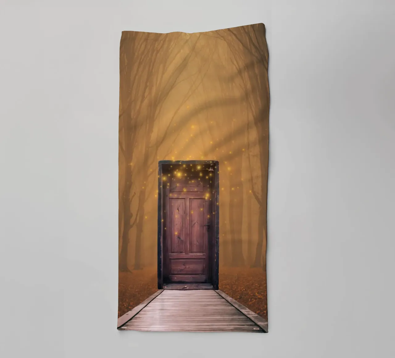 Porta mistica nella foresta asciugamano da bagno da Berwies Artwork