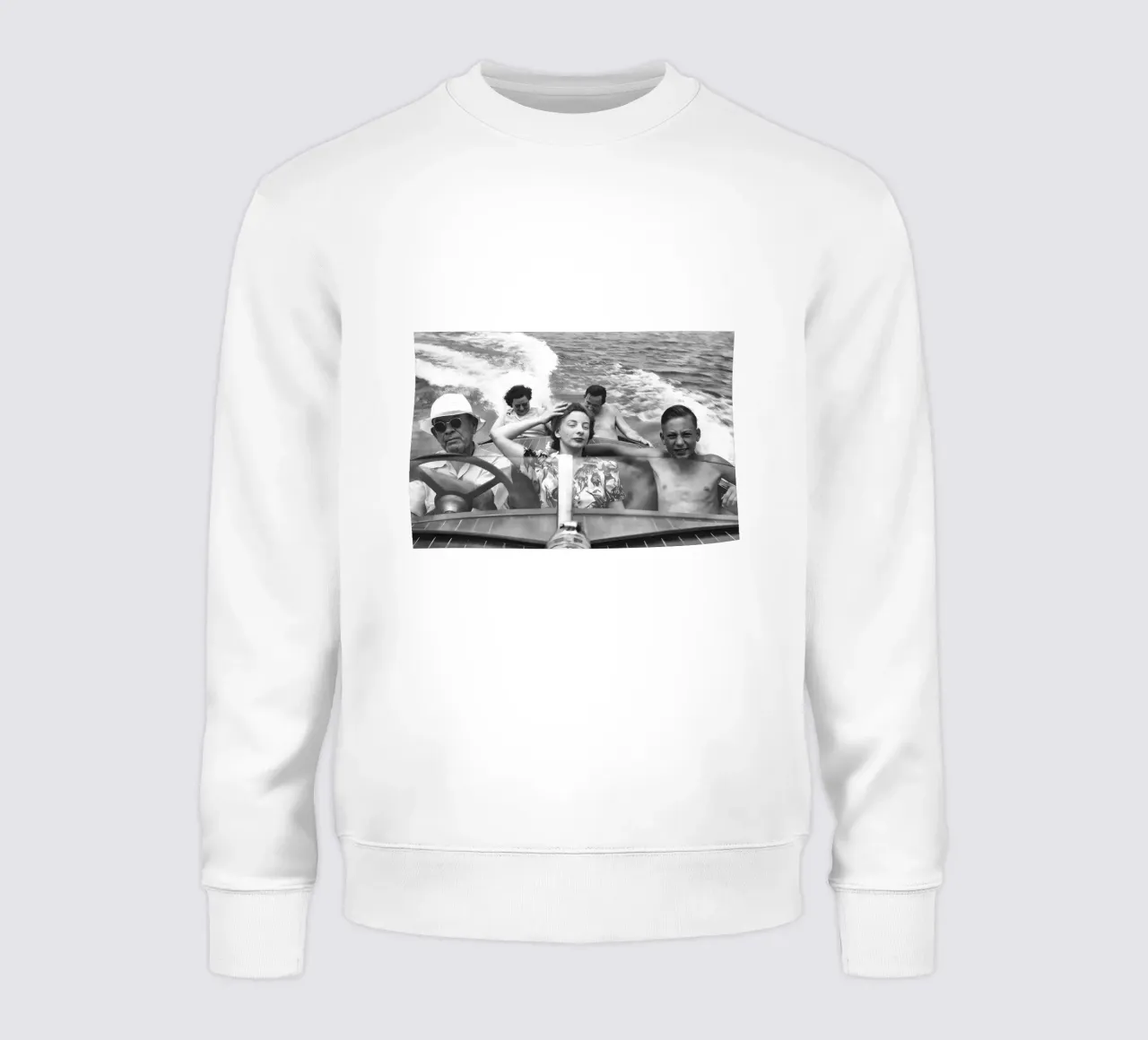 Famille à bord d'un bateau à moteur Photo ancienne en noir et blanc sweat de Vibrant Vintage Prints