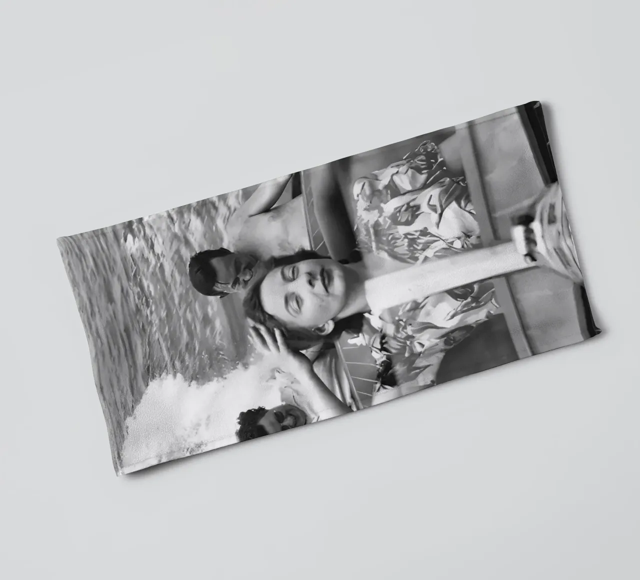 Famille à bord d'un bateau à moteur Photo ancienne en noir et blanc serviette de bain de Vibrant Vintage Prints