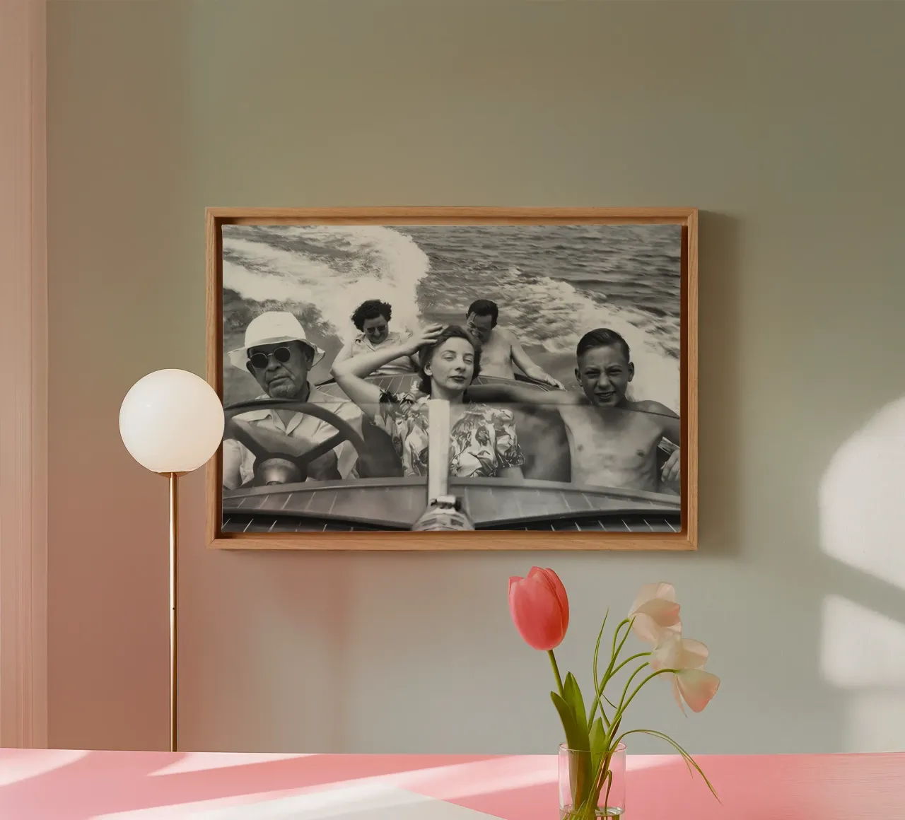 Famiglia in motoscafo vintage in bianco e nero Foto d'epoca tela con Cornice a cassetta da Vibrant Vintage Prints