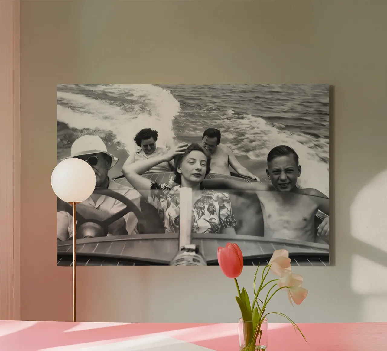 Famiglia in motoscafo vintage in bianco e nero Foto d'epoca tela con Cornice a cassetta da Vibrant Vintage Prints