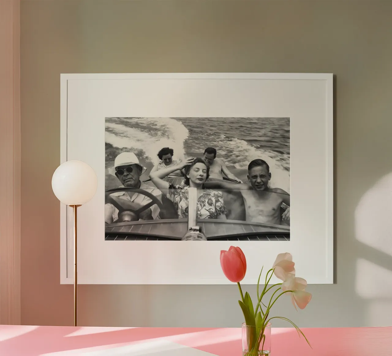 Famille à bord d'un bateau à moteur Photo ancienne en noir et blanc poster avec cadre en bois de Vibrant Vintage Prints