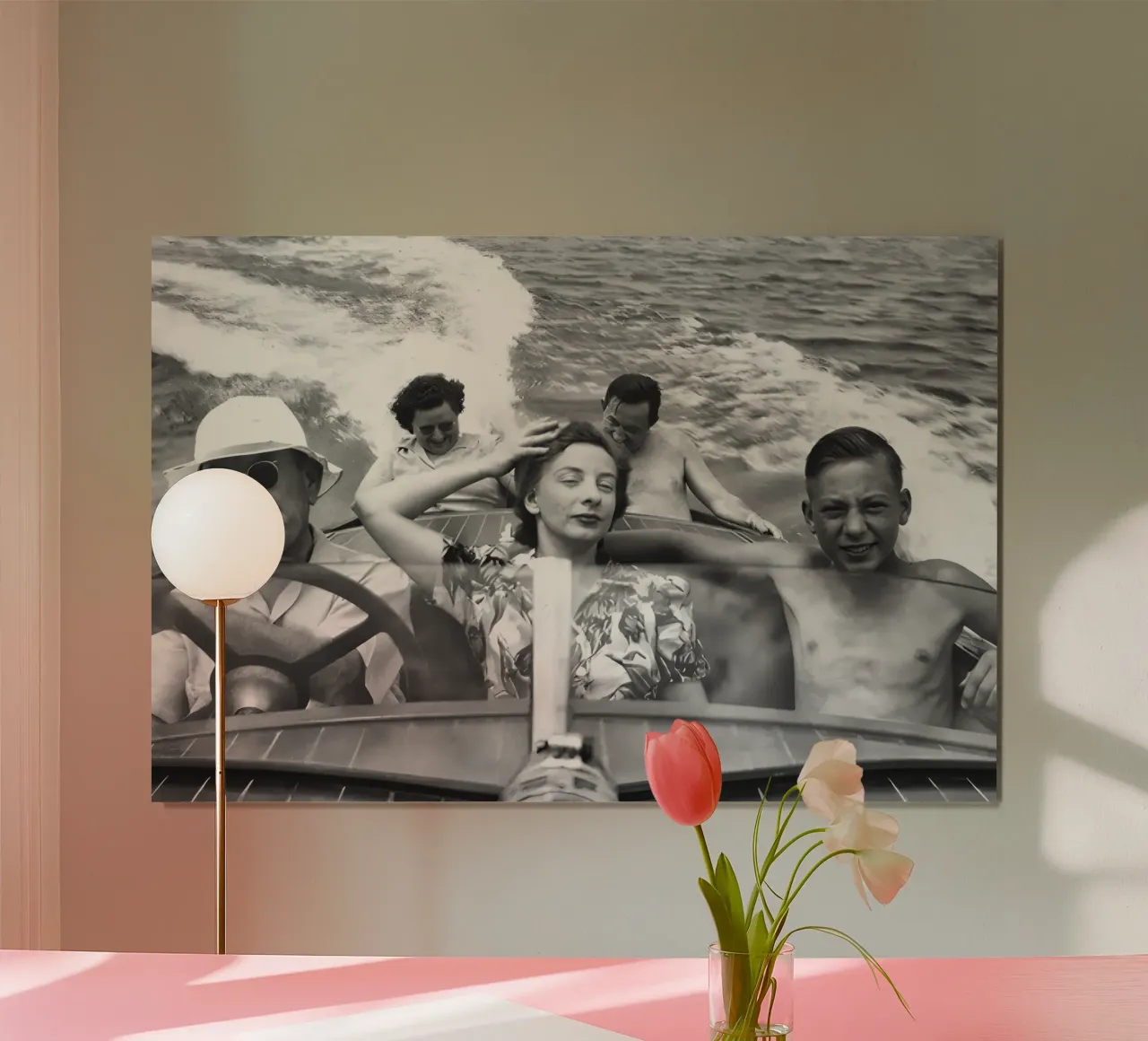 Famille à bord d'un bateau à moteur Photo ancienne en noir et blanc poster avec cadre en bois de Vibrant Vintage Prints