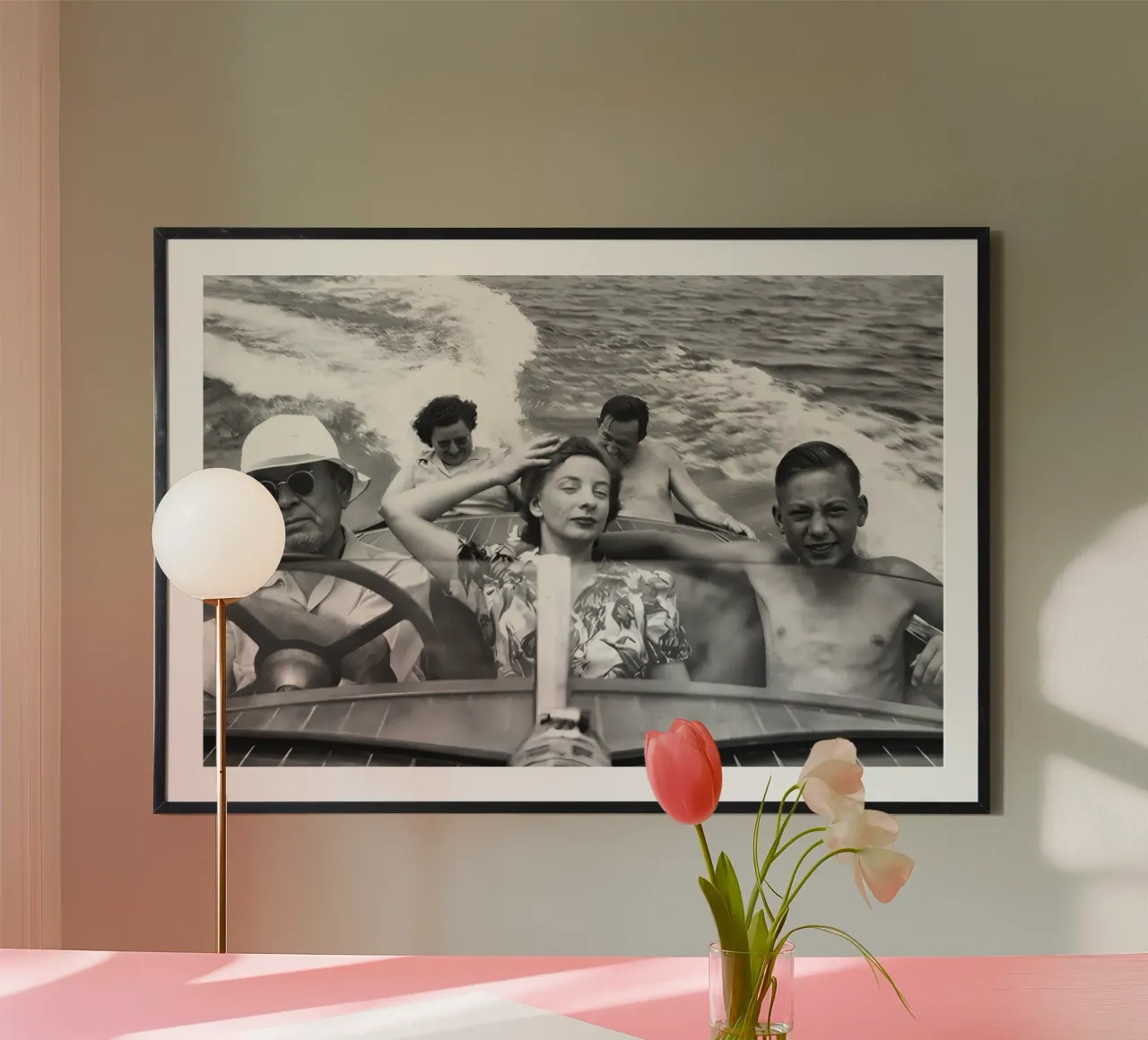 Famille à bord d'un bateau à moteur Photo ancienne en noir et blanc poster avec cadre en bois de Vibrant Vintage Prints