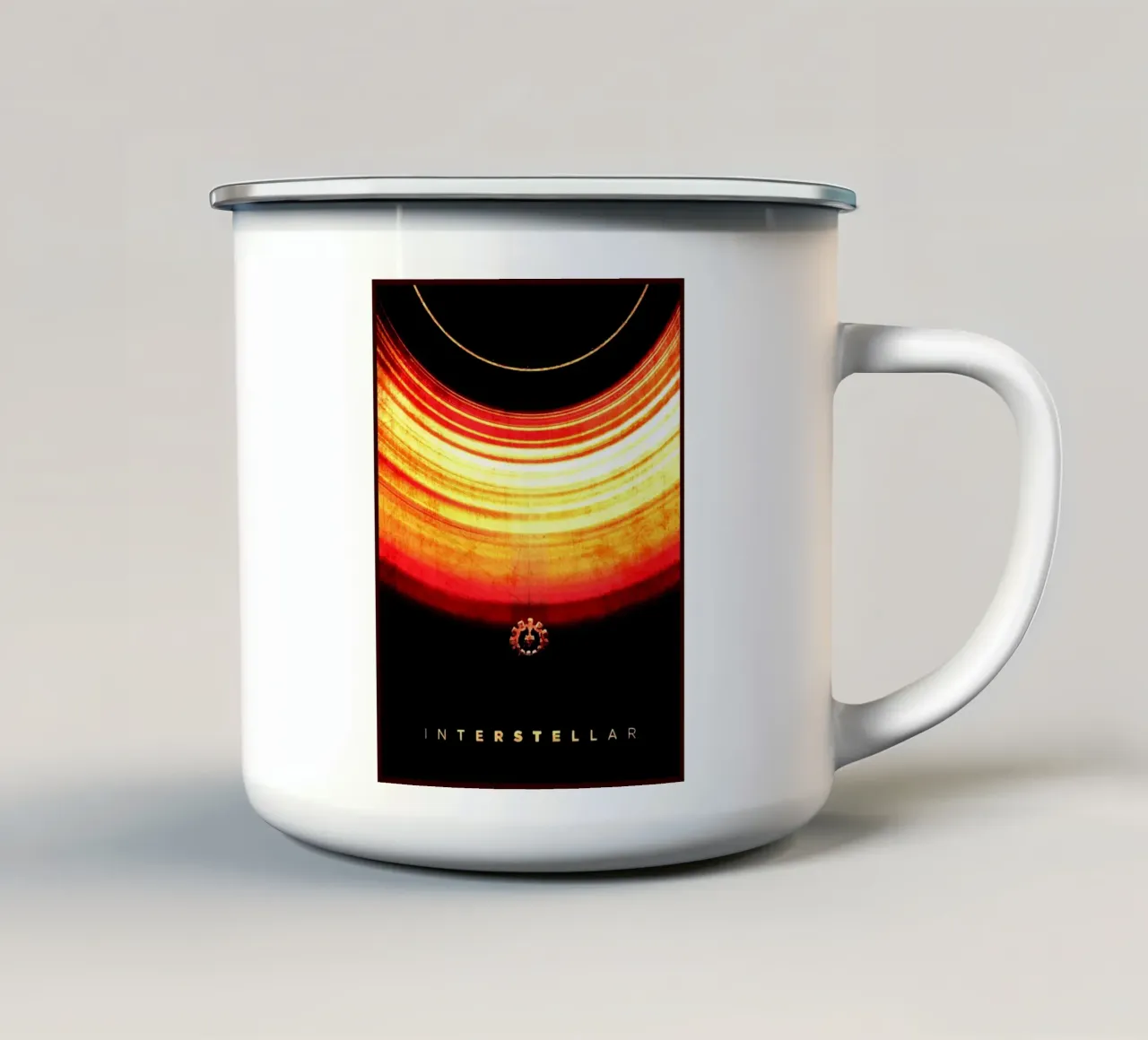 Poster del film Interstellar tazza in smalto da Matlock Studio