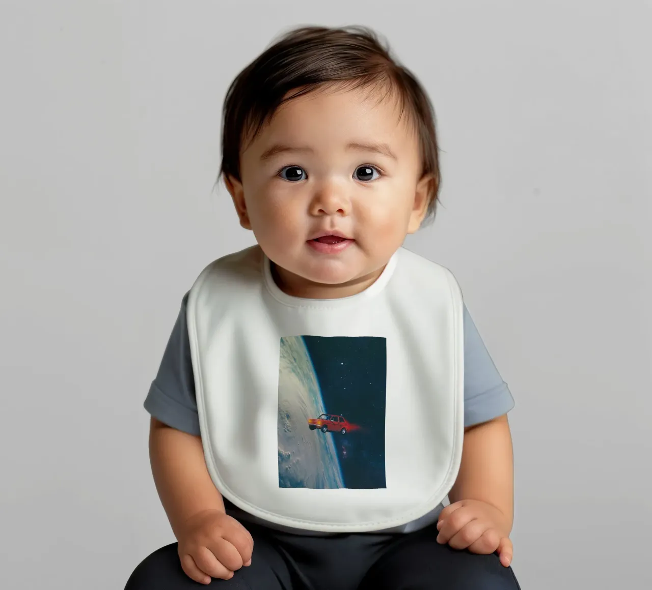 Rotes Auto in der Umlaufbahn Babylätzchen von Dapidoka