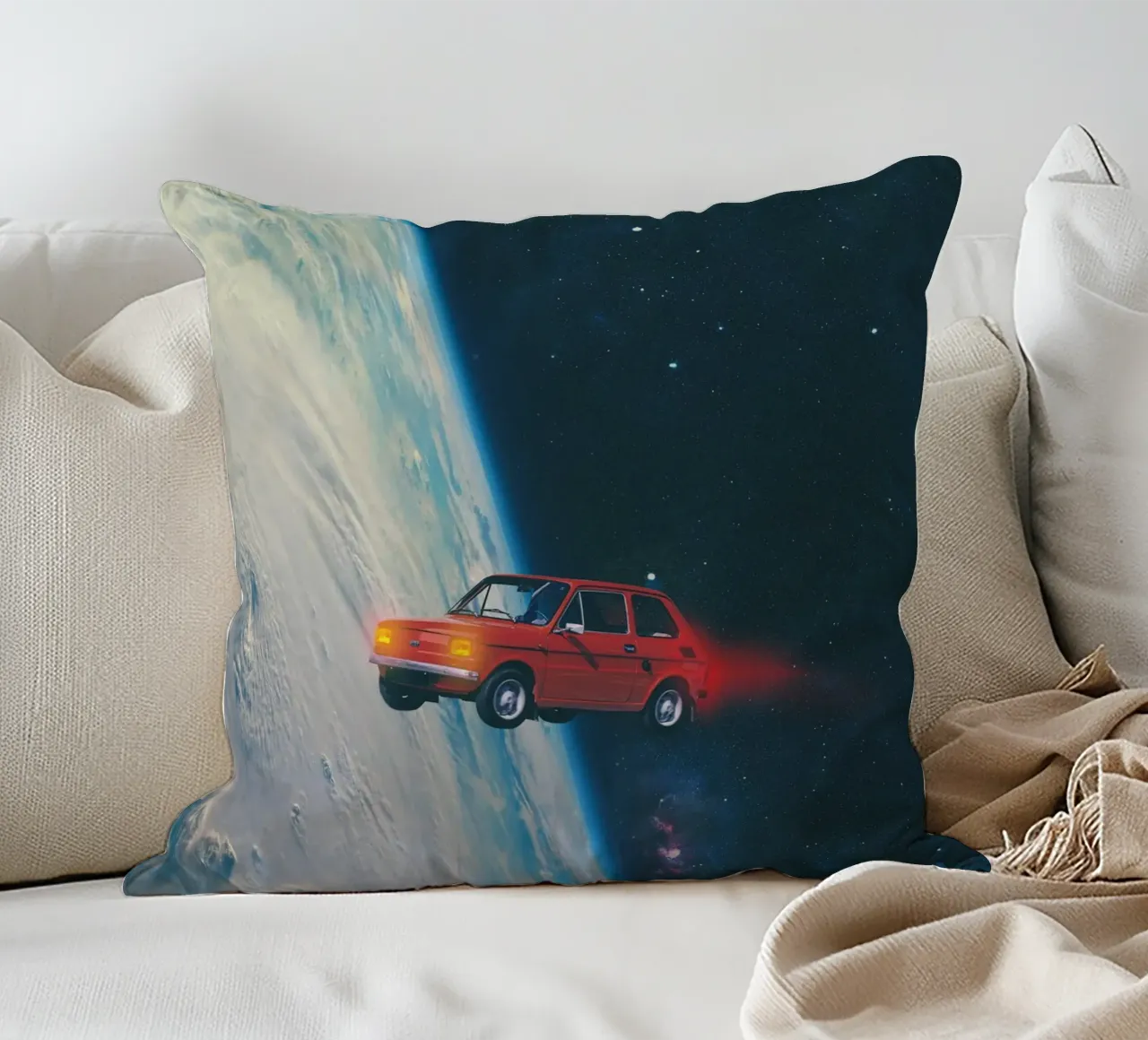 Auto rossa in orbita cuscino da Dapidoka