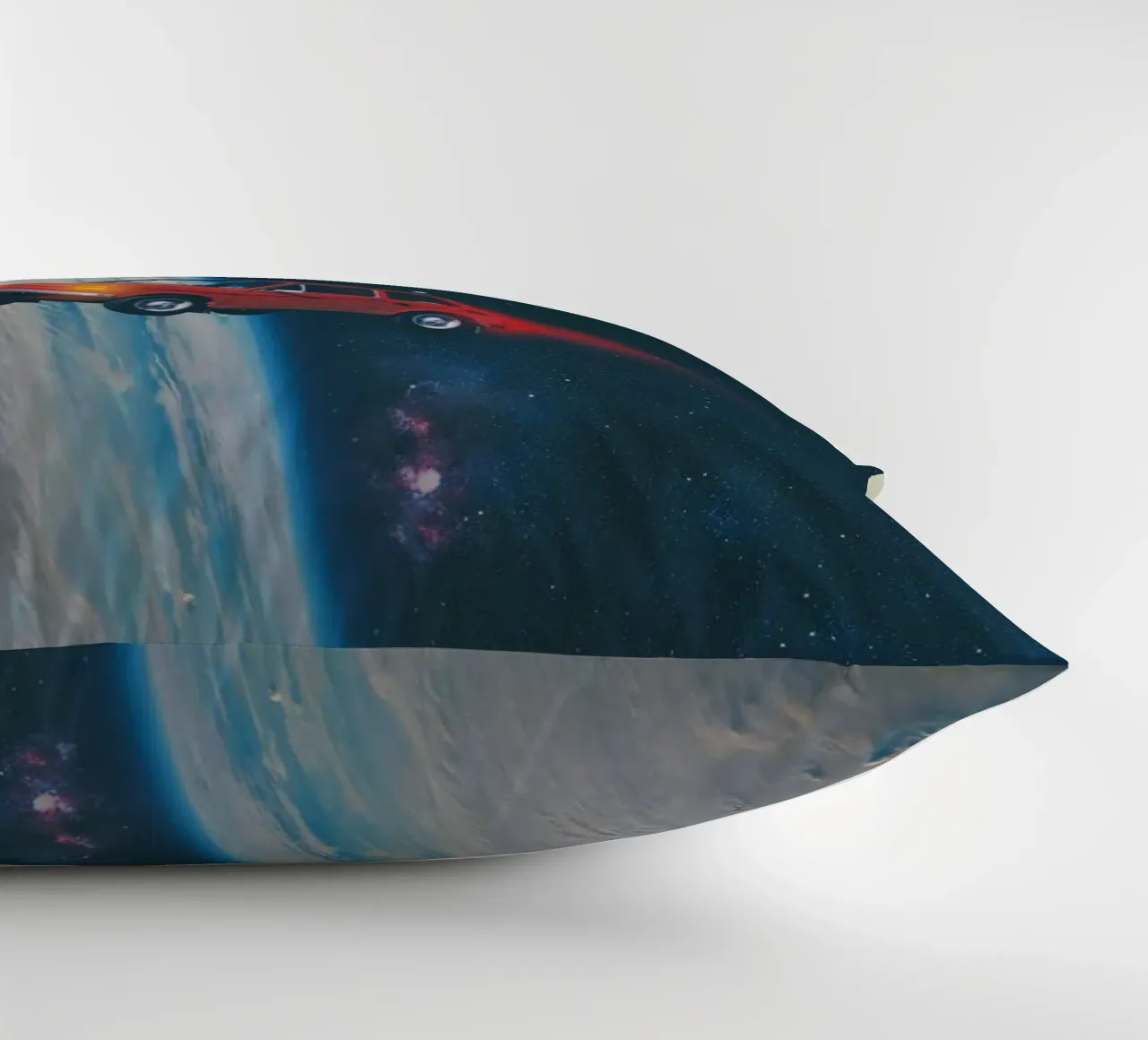 Auto rossa in orbita cuscino da Dapidoka