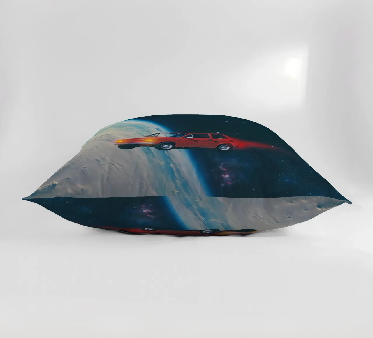 Auto rossa in orbita cuscino da Dapidoka