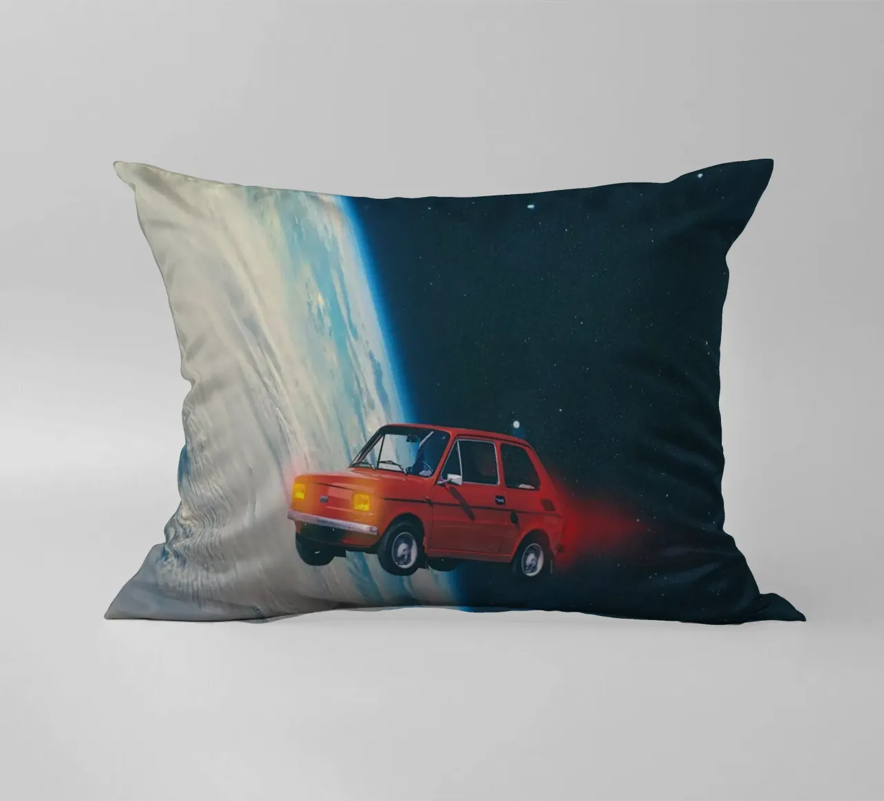 Auto rossa in orbita cuscino da Dapidoka