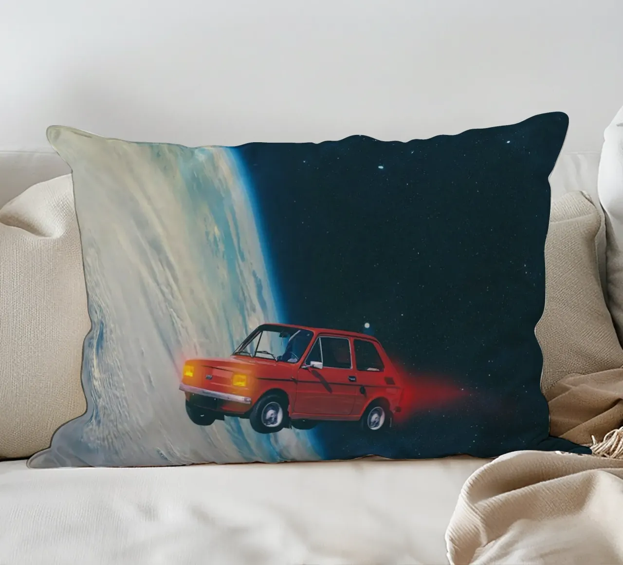 Auto rossa in orbita cuscino da Dapidoka