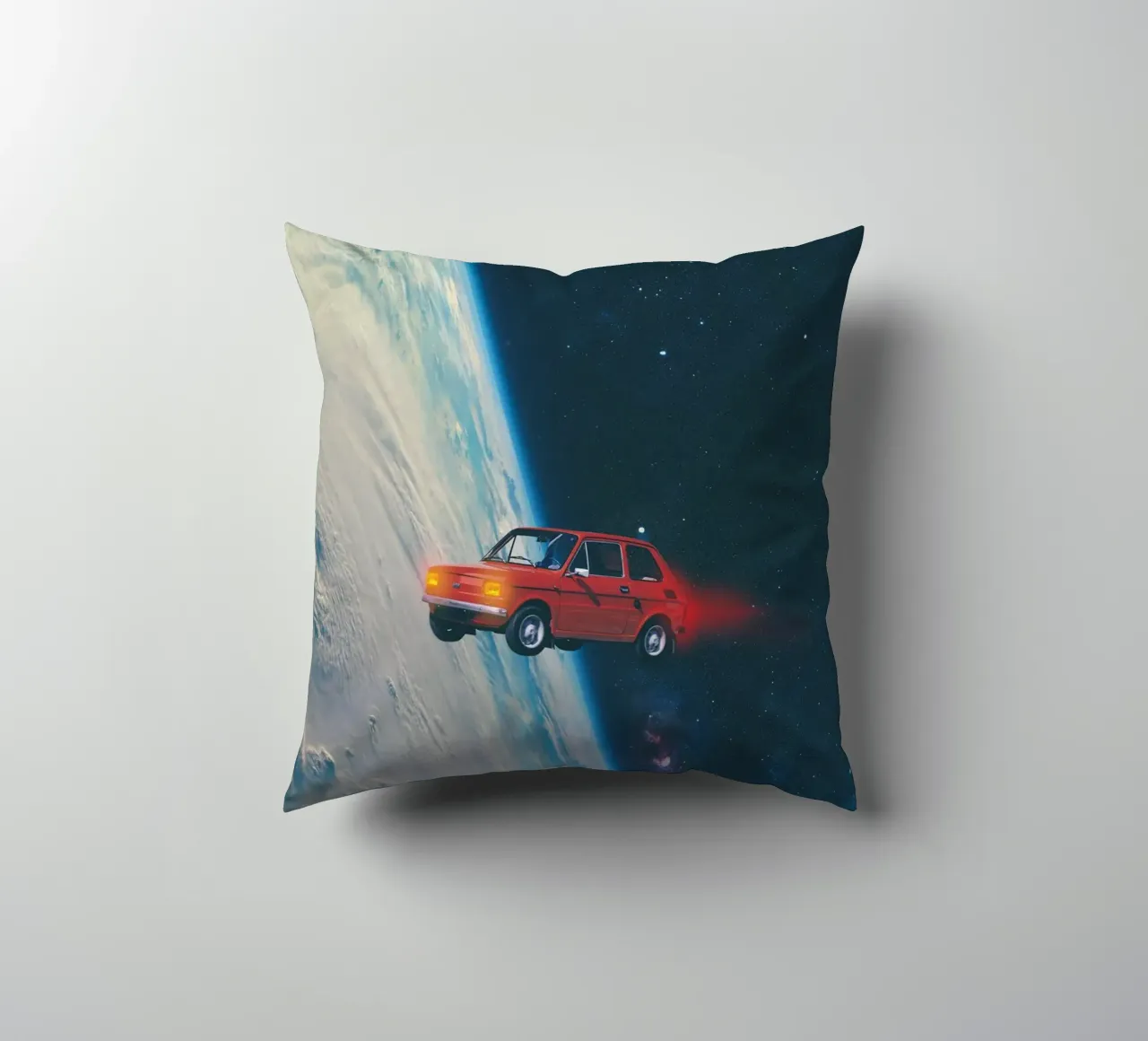 Auto rossa in orbita cuscino da Dapidoka