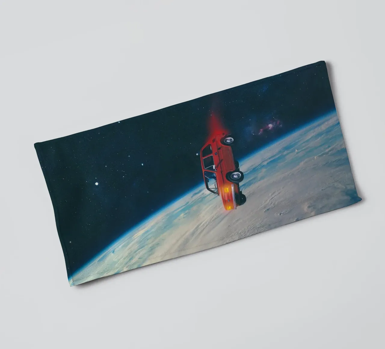 Rotes Auto in der Umlaufbahn Handtuch von Dapidoka