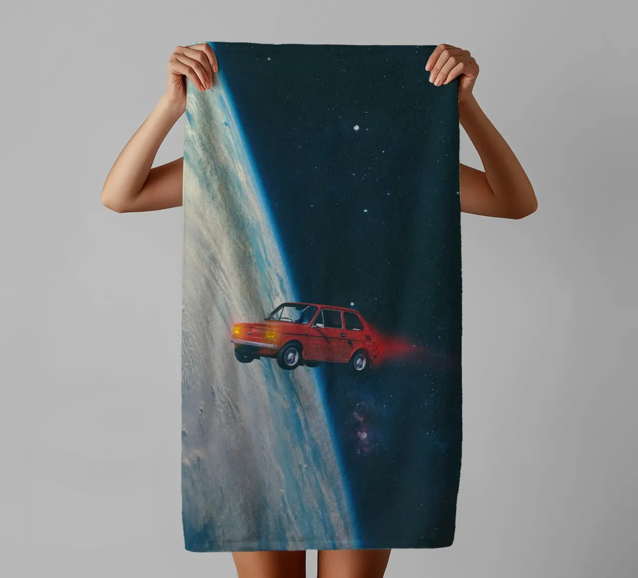 Rotes Auto in der Umlaufbahn Handtuch von Dapidoka