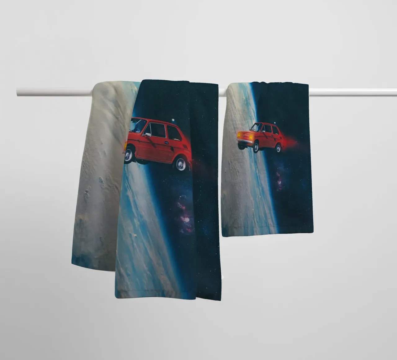 Rotes Auto in der Umlaufbahn Handtuch von Dapidoka