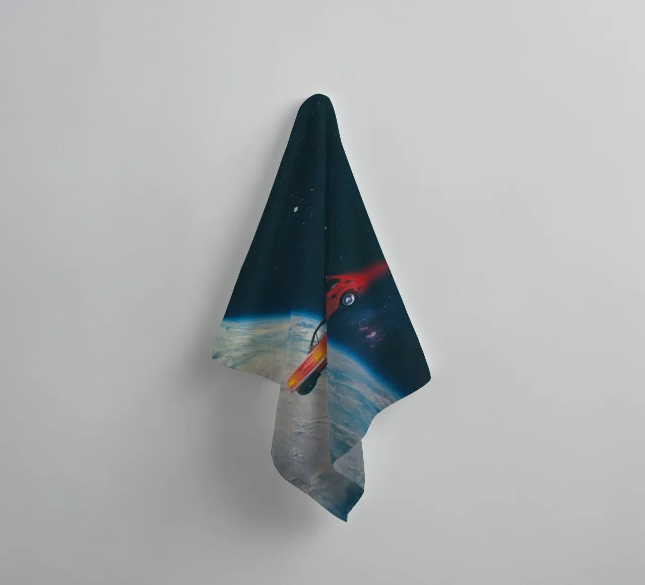 Rotes Auto in der Umlaufbahn Handtuch von Dapidoka